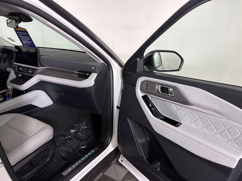 Certified 2025 Ford Explorer Platinum w/ Ultimate Package AWD/4WD image 40