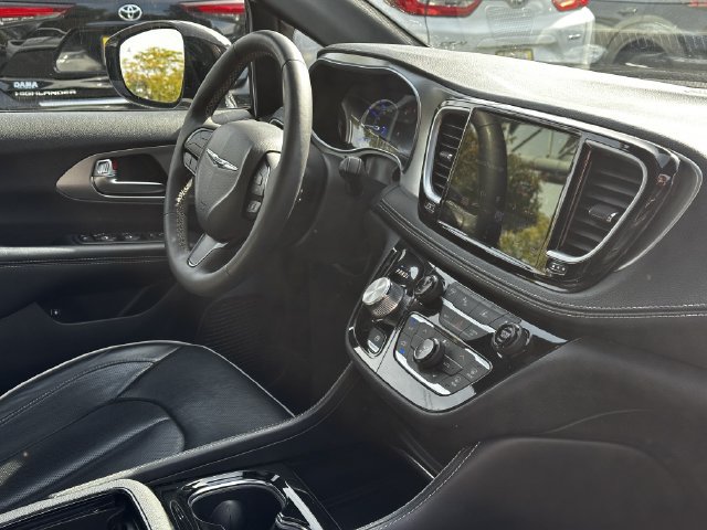 Used 2024 Chrysler Pacifica Premium FWD image 32
