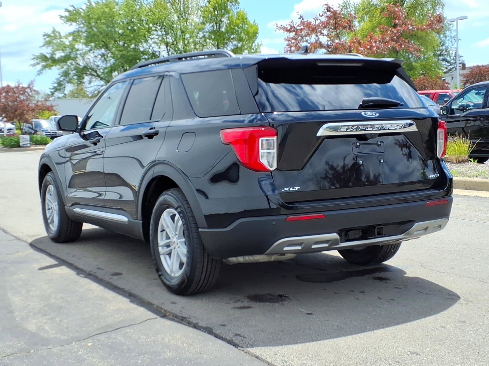 Certified 2023 Ford Explorer XLT w/ Equipment Group 202A AWD/4WD image 4