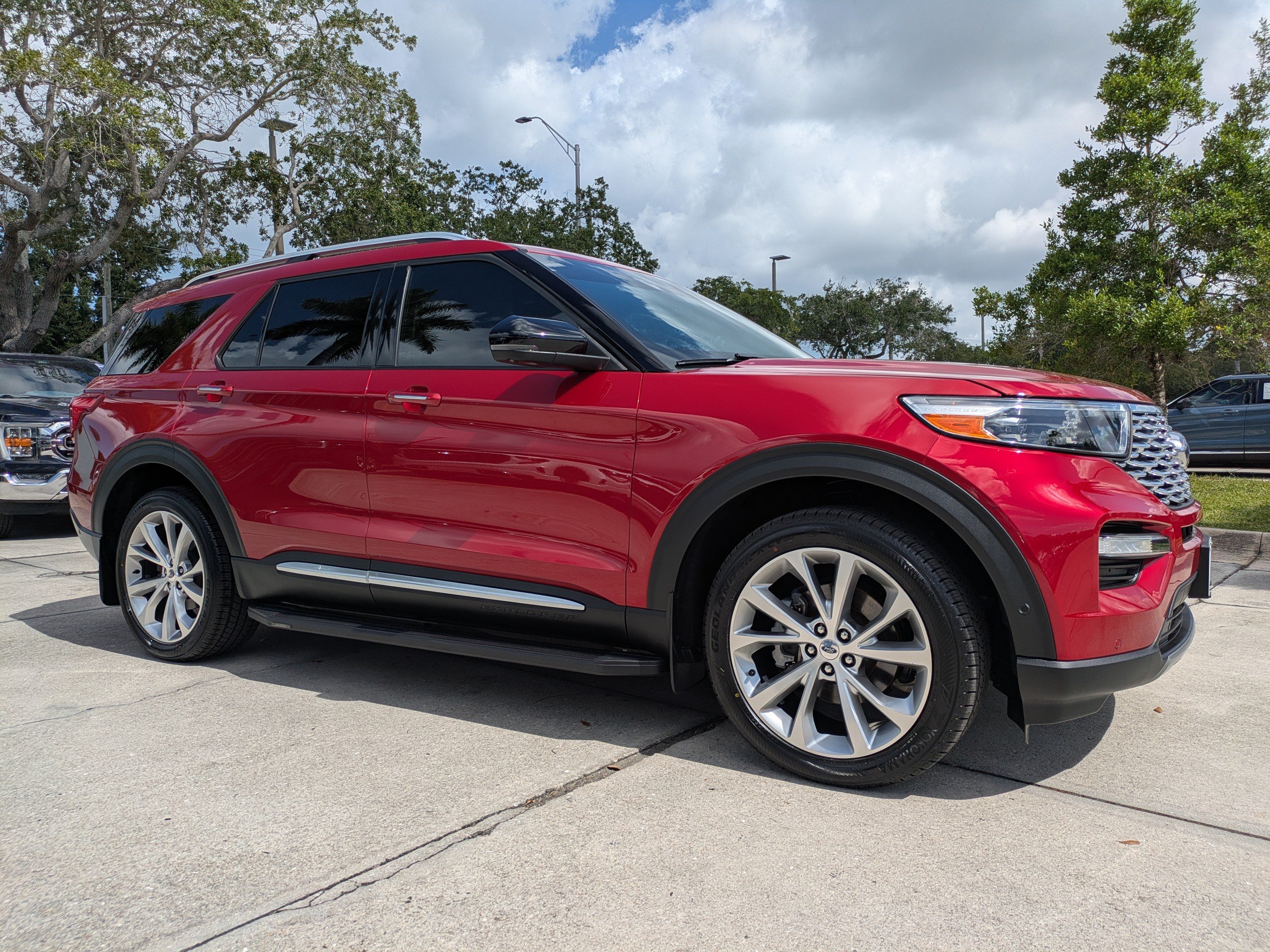 Certified 2022 Ford Explorer Platinum w/ Equipment Group 601A AWD/4WD image 2