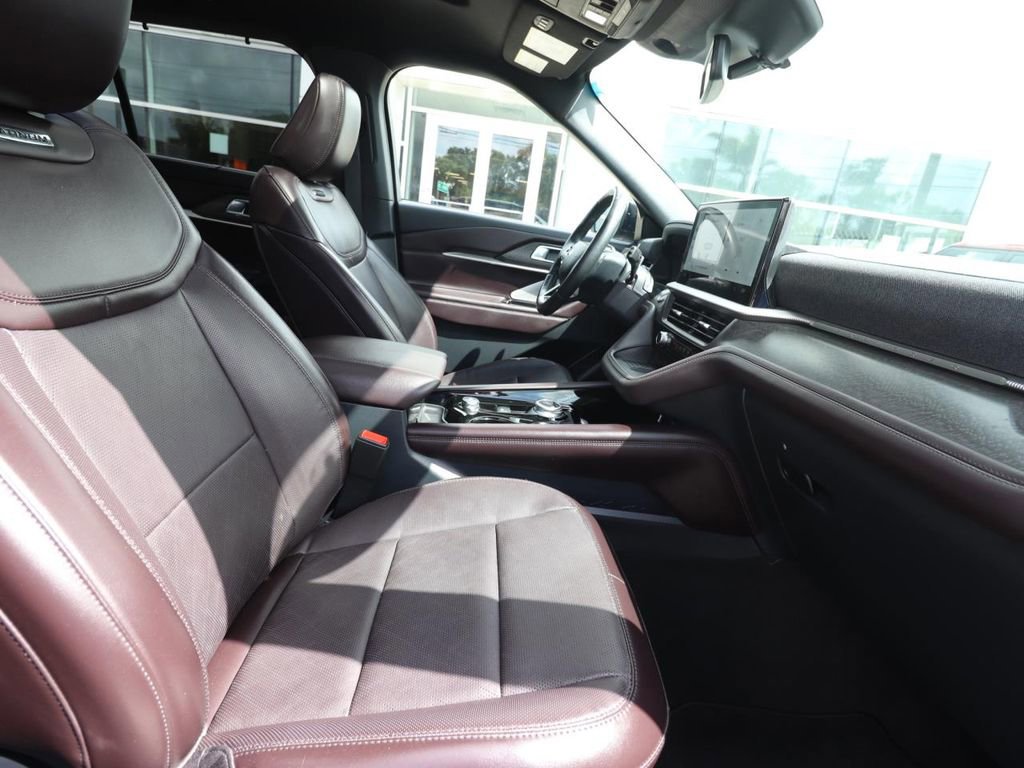 Certified 2025 Ford Explorer Platinum image 24