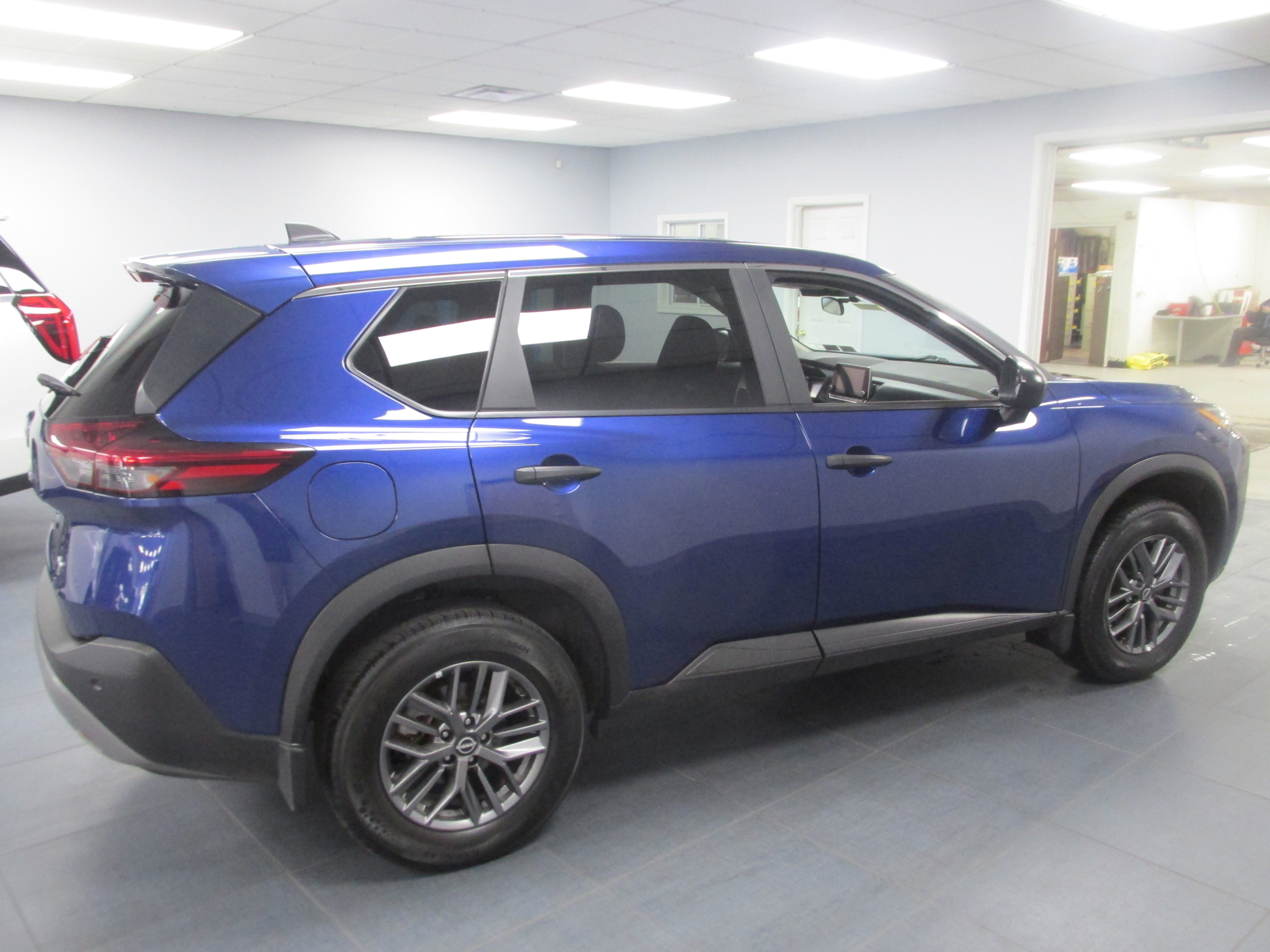 Used 2023 Nissan Rogue S AWD/4WD image 2