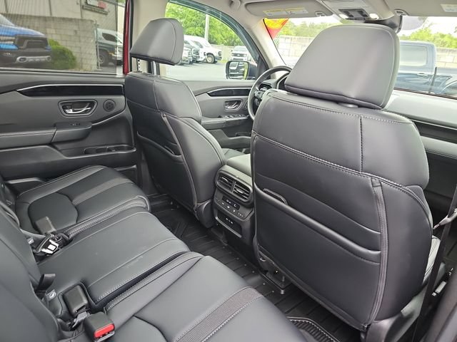 Used 2025 Honda Pilot Touring image 11