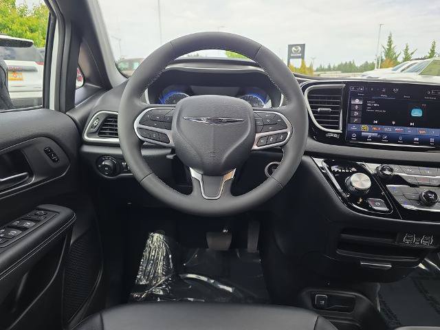 Used 2025 Chrysler Pacifica Select FWD image 9