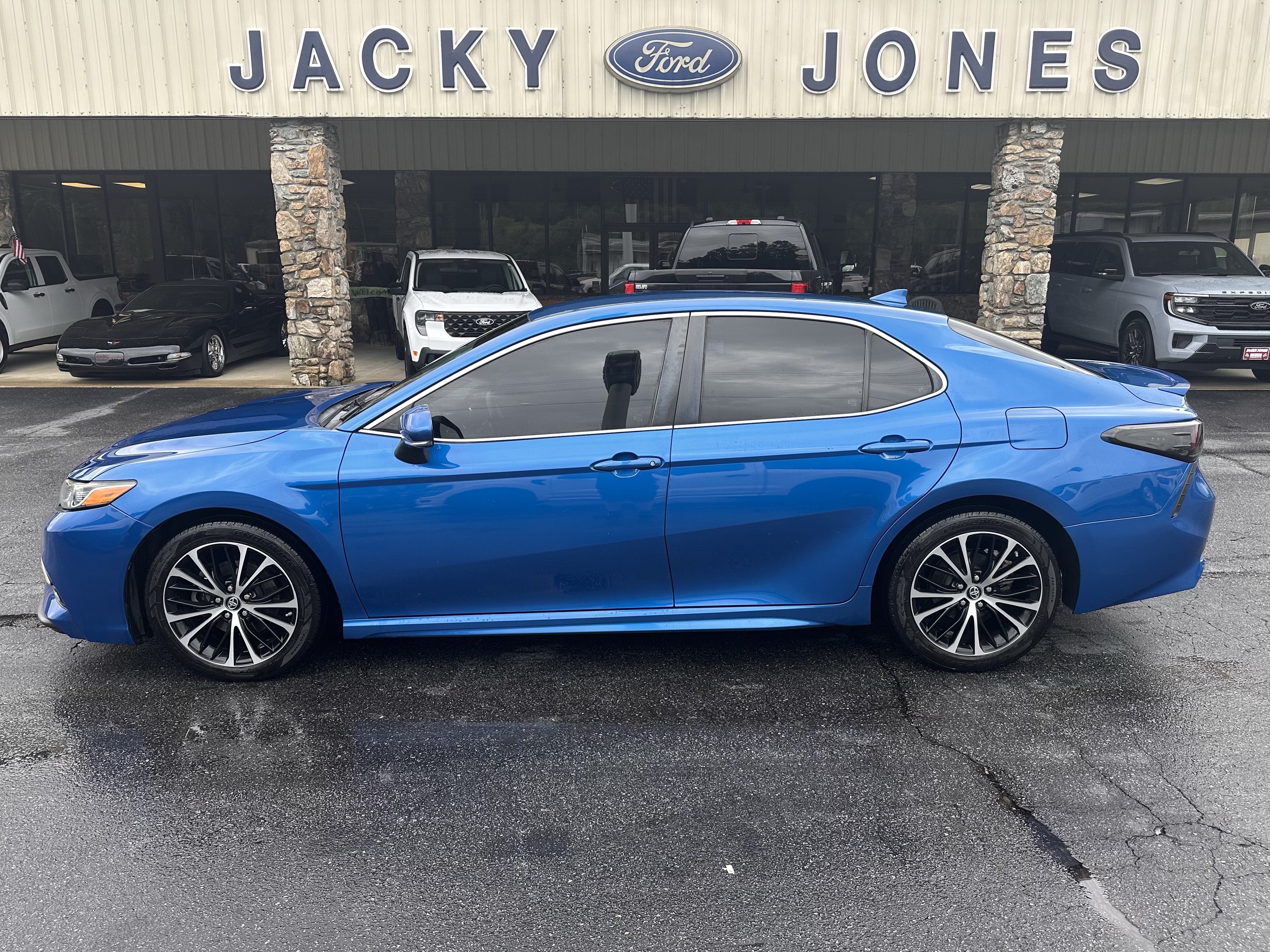 Used 2019 Toyota Camry SE w/ Convenience Package FWD image 1