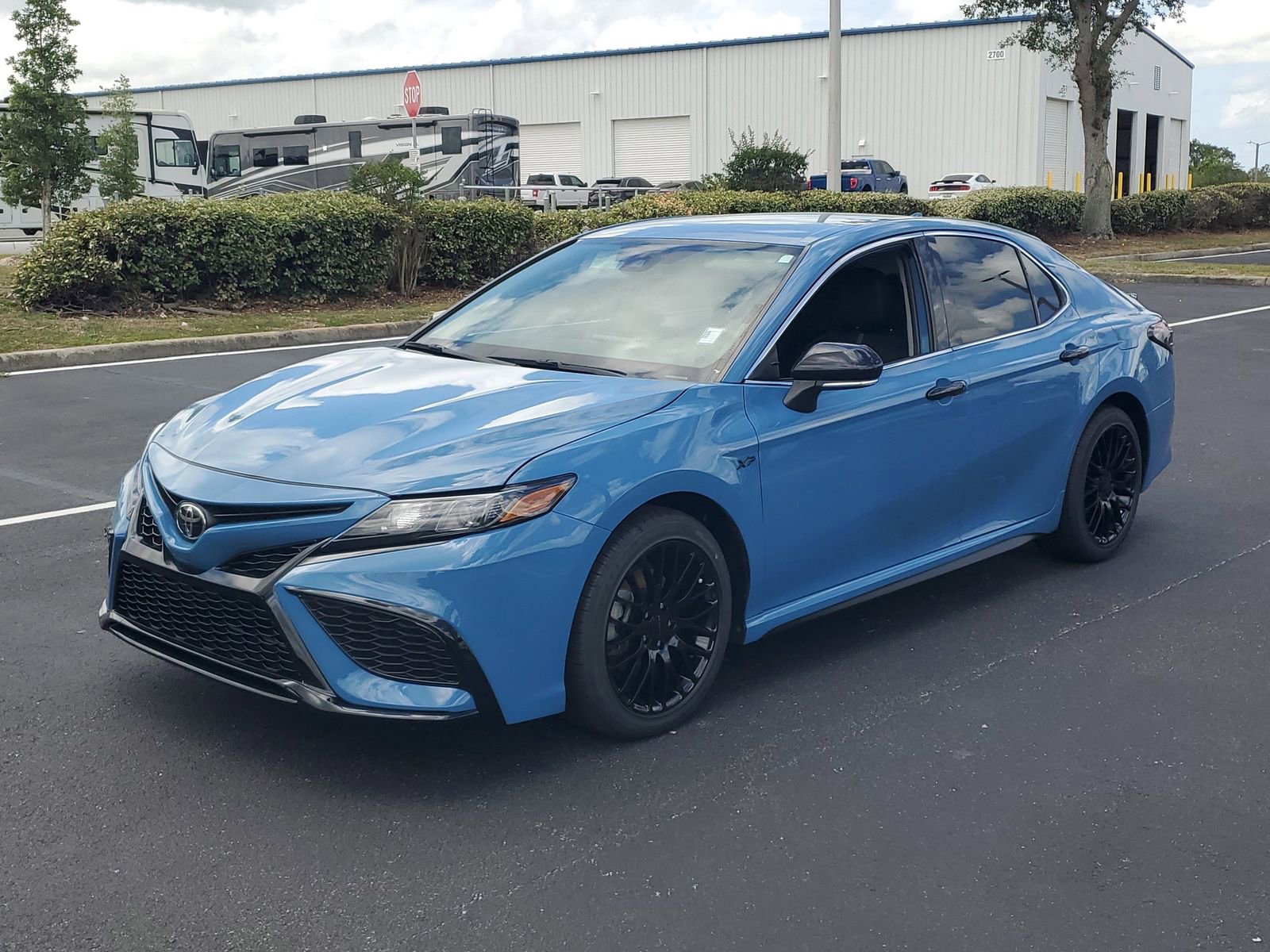 Used 2023 Toyota Camry SE FWD image 2