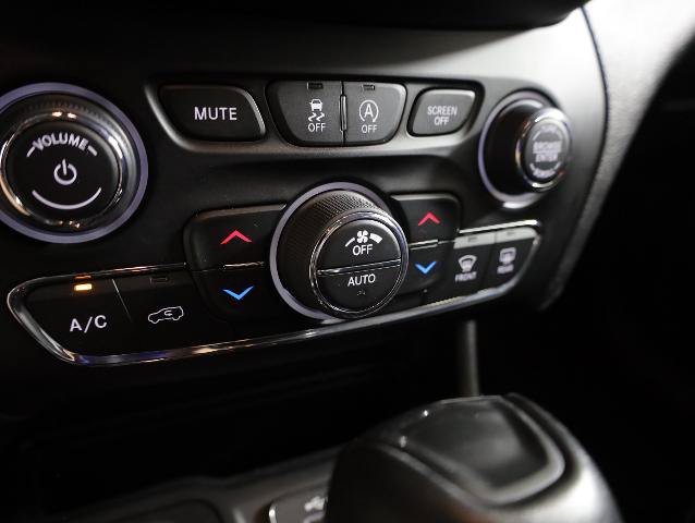 Used 2021 Jeep Cherokee Trailhawk AWD/4WD image 22