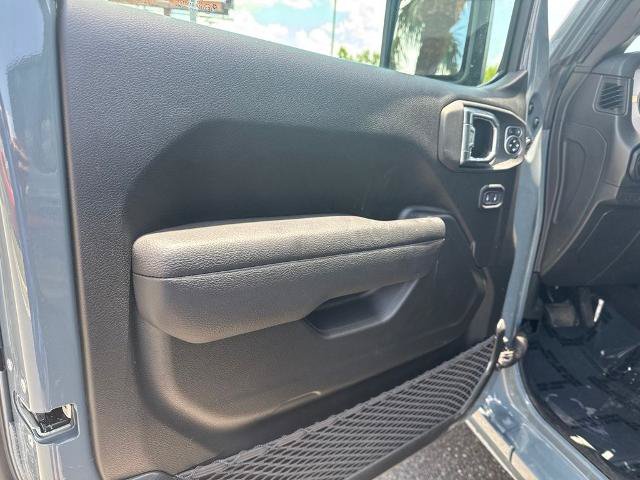 Used 2025 Jeep Gladiator Sport AWD/4WD image 15