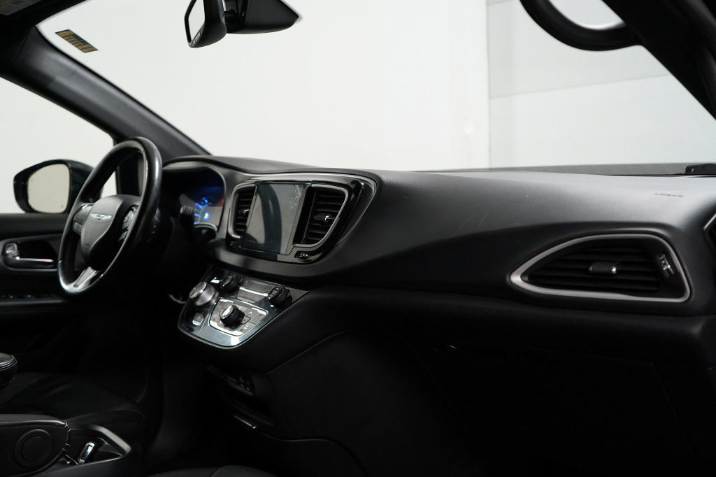 Used 2020 Chrysler Pacifica Touring-L w/ S Appearance Package FWD image 24