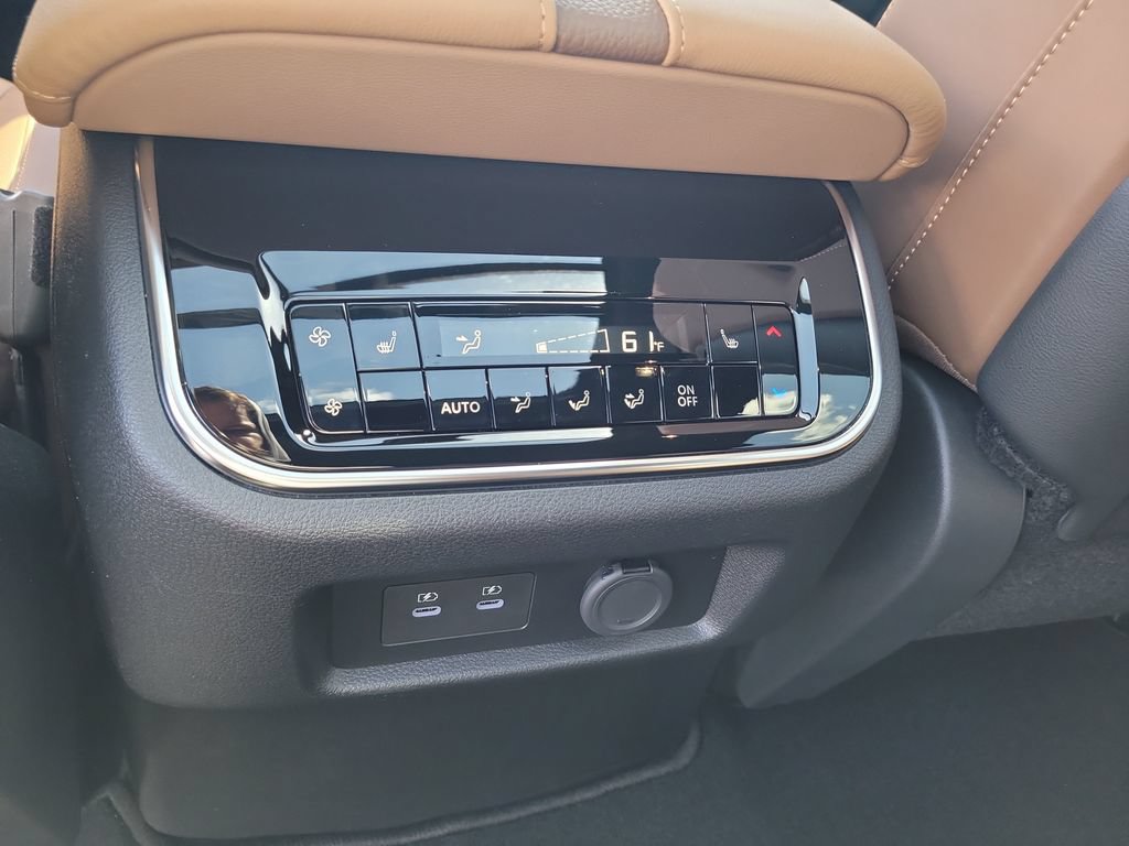 Used 2025 Nissan Armada Platinum Reserve RWD image 15