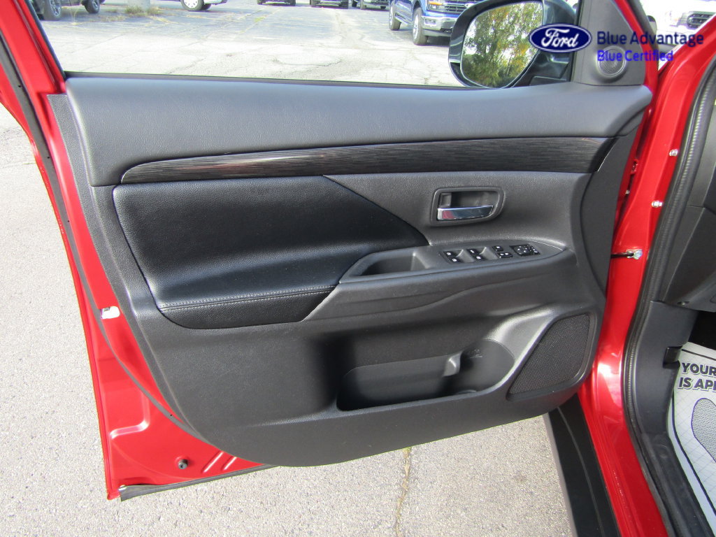 Used 2018 Mitsubishi Outlander SEL AWD/4WD image 16
