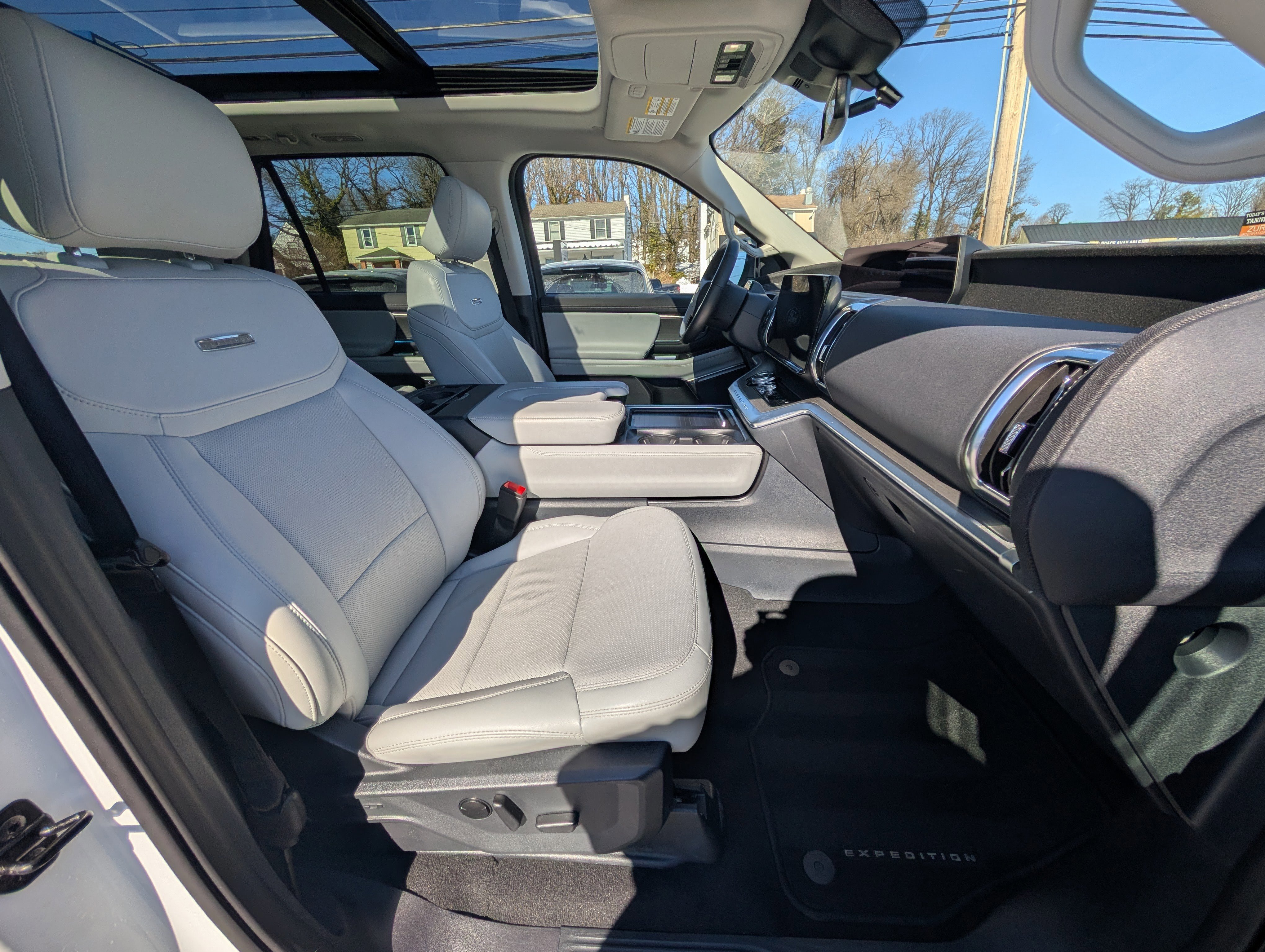 Certified 2025 Ford Expedition Platinum image 12