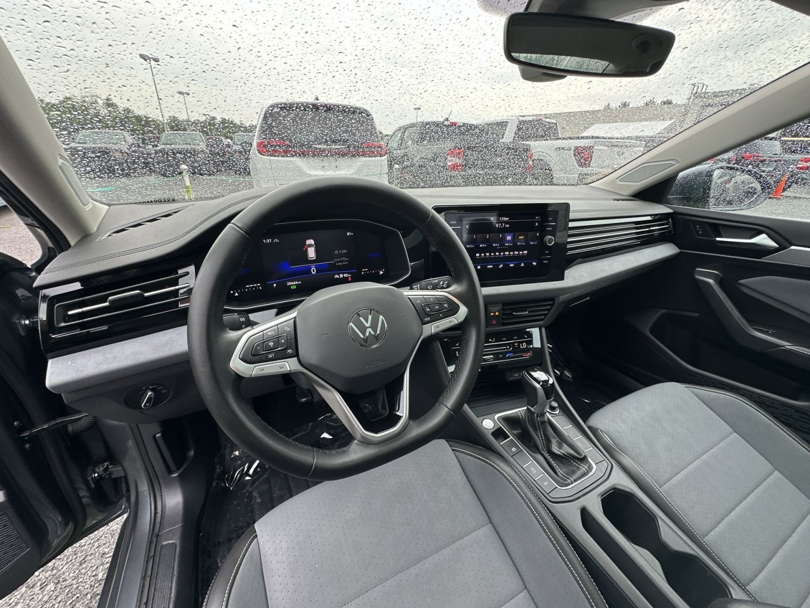 Used 2025 Volkswagen Jetta SE FWD image 31