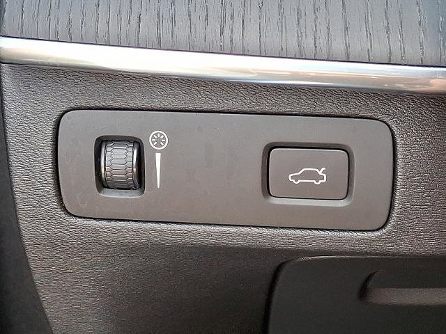 Used 2020 Volvo XC90 T6 Momentum w/ Protection Package Premier image 23