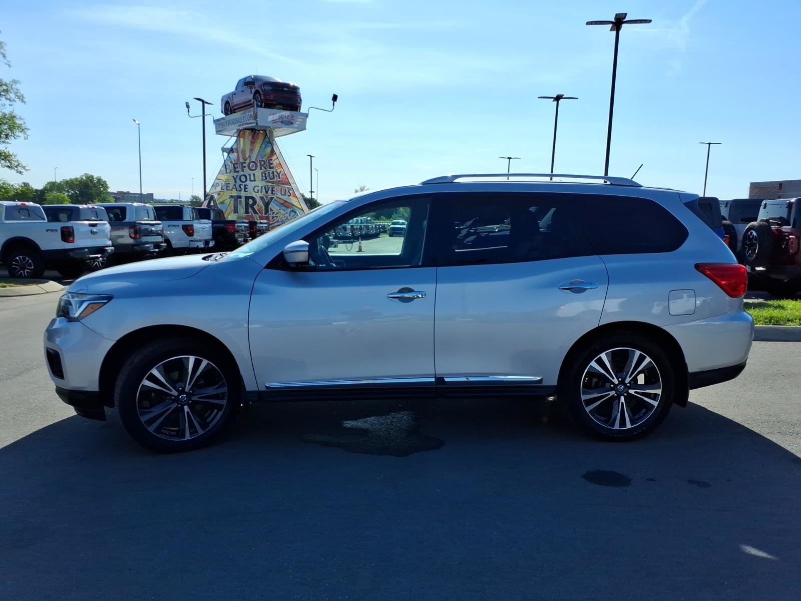 Used 2017 Nissan Pathfinder Platinum w/ Family Entertainment Package AWD/4WD image 6