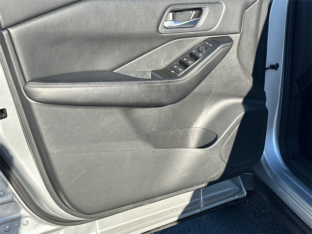 Used 2024 Nissan Rogue SV image 10