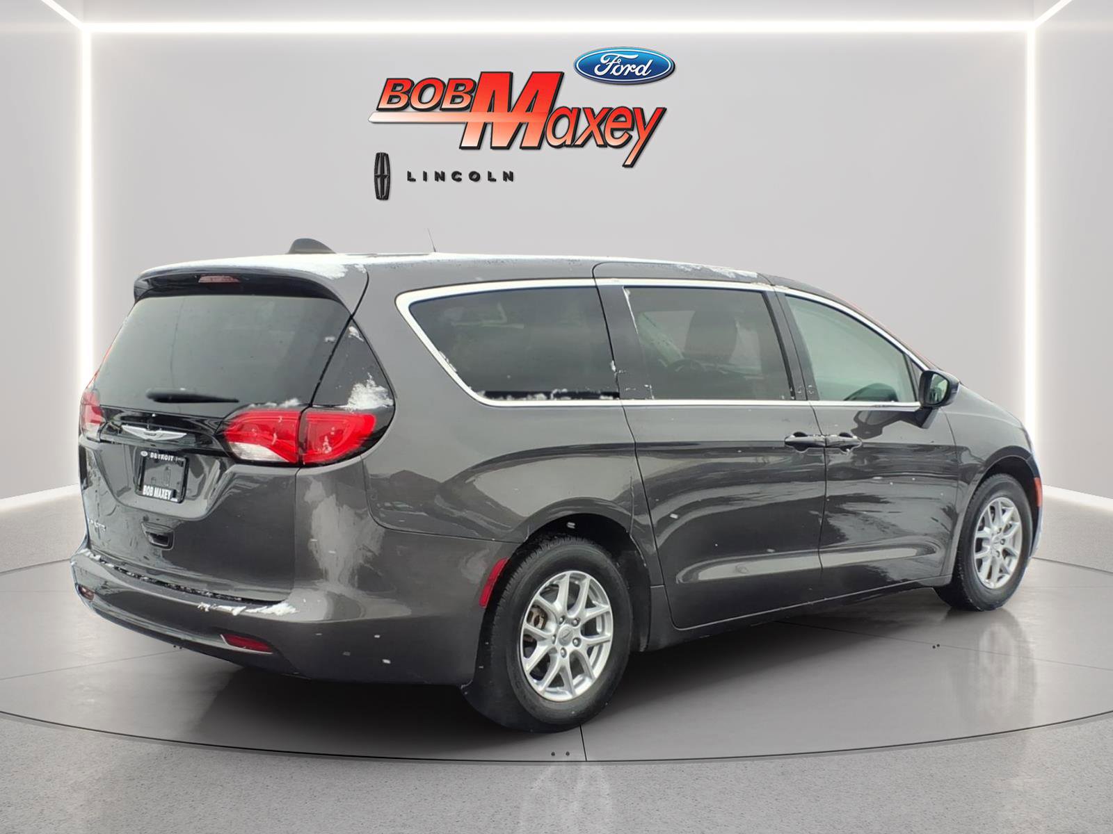 Used 2023 Chrysler Voyager LX image 4