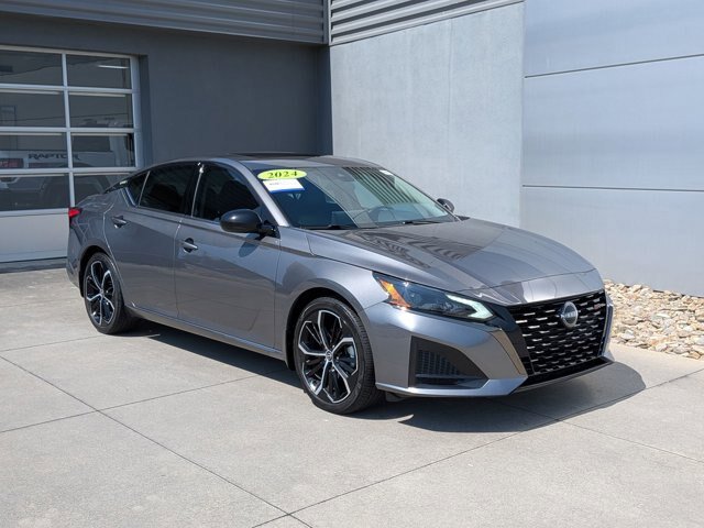 Used 2024 Nissan Altima 2.5 SR w/ SR Premium Package FWD image 2