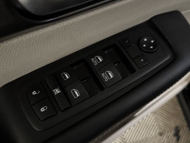 Used 2024 Chrysler Pacifica Touring-L FWD image 16