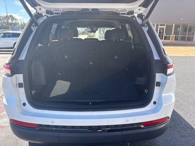Used 2025 Jeep Grand Cherokee Altitude RWD image 23