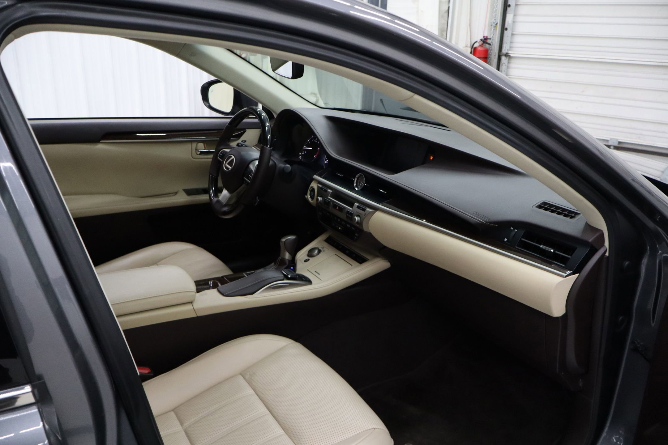 Used 2017 Lexus ES 350 w/ Luxury Package image 30