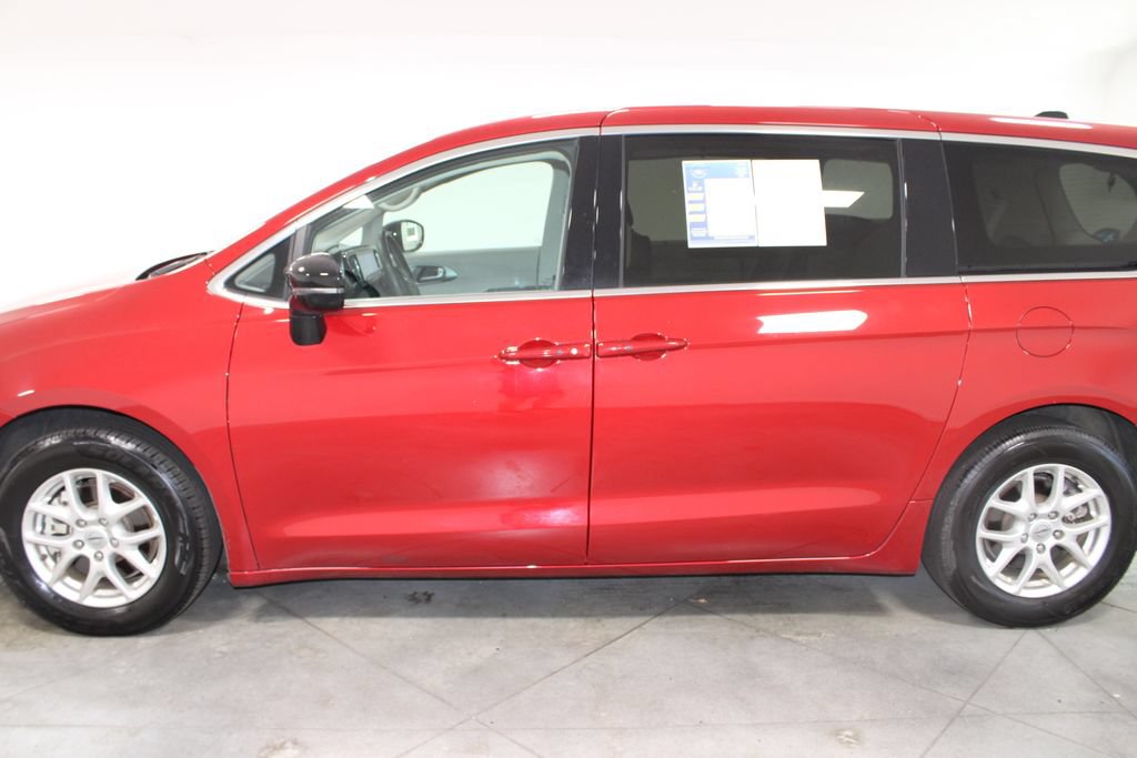 Used 2024 Chrysler Pacifica Touring-L FWD image 7