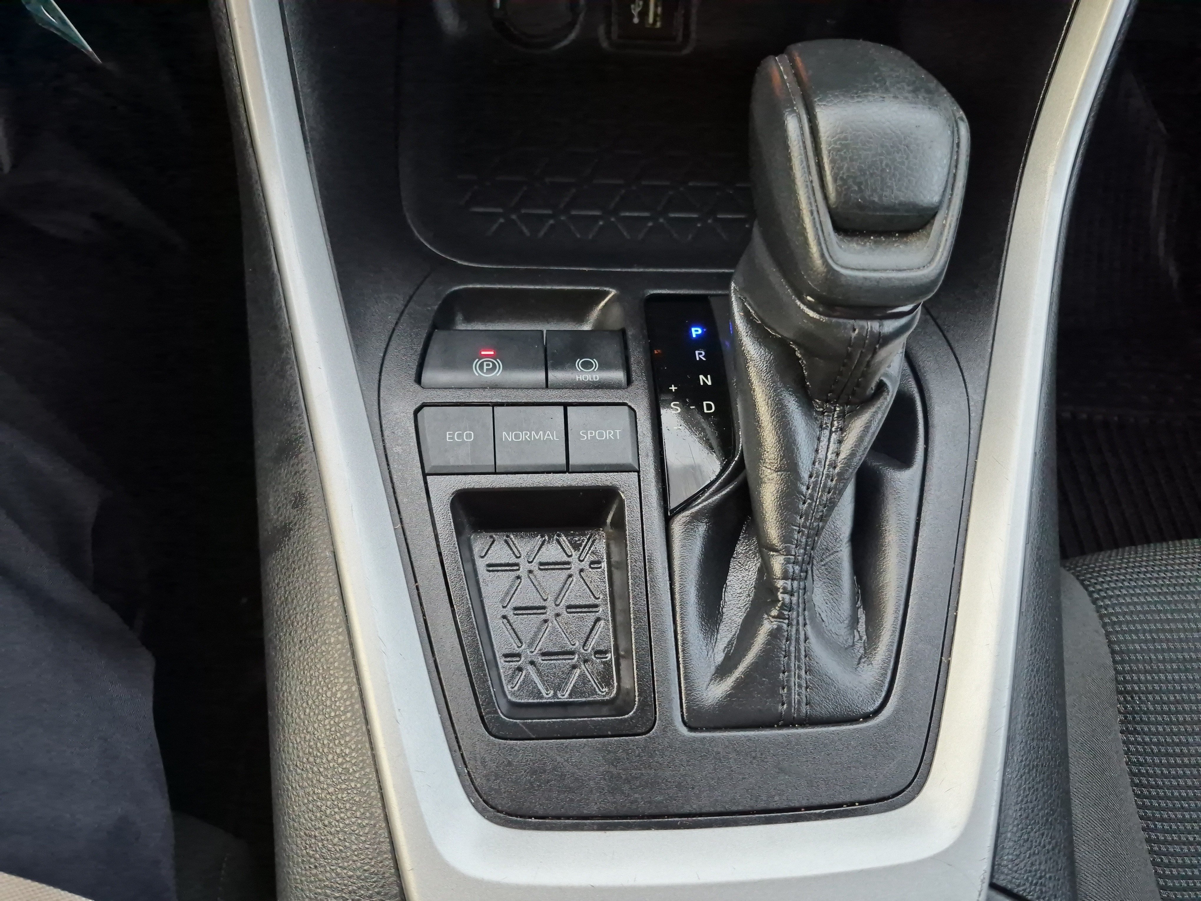 Used 2025 Toyota RAV4 LE FWD image 28