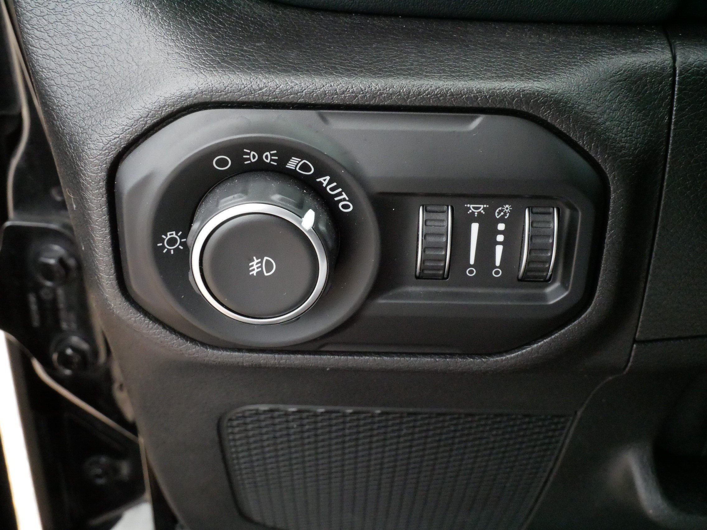 Used 2020 Jeep Wrangler Unlimited Sahara AWD/4WD image 27