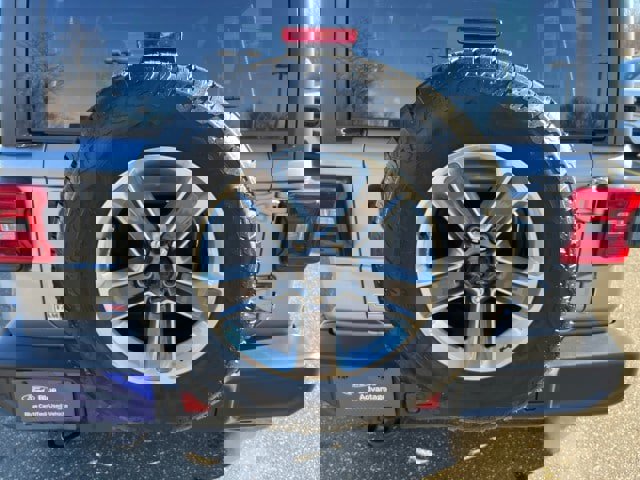 Used 2018 Jeep Wrangler Unlimited Sahara w/ Dual Top Group image 22