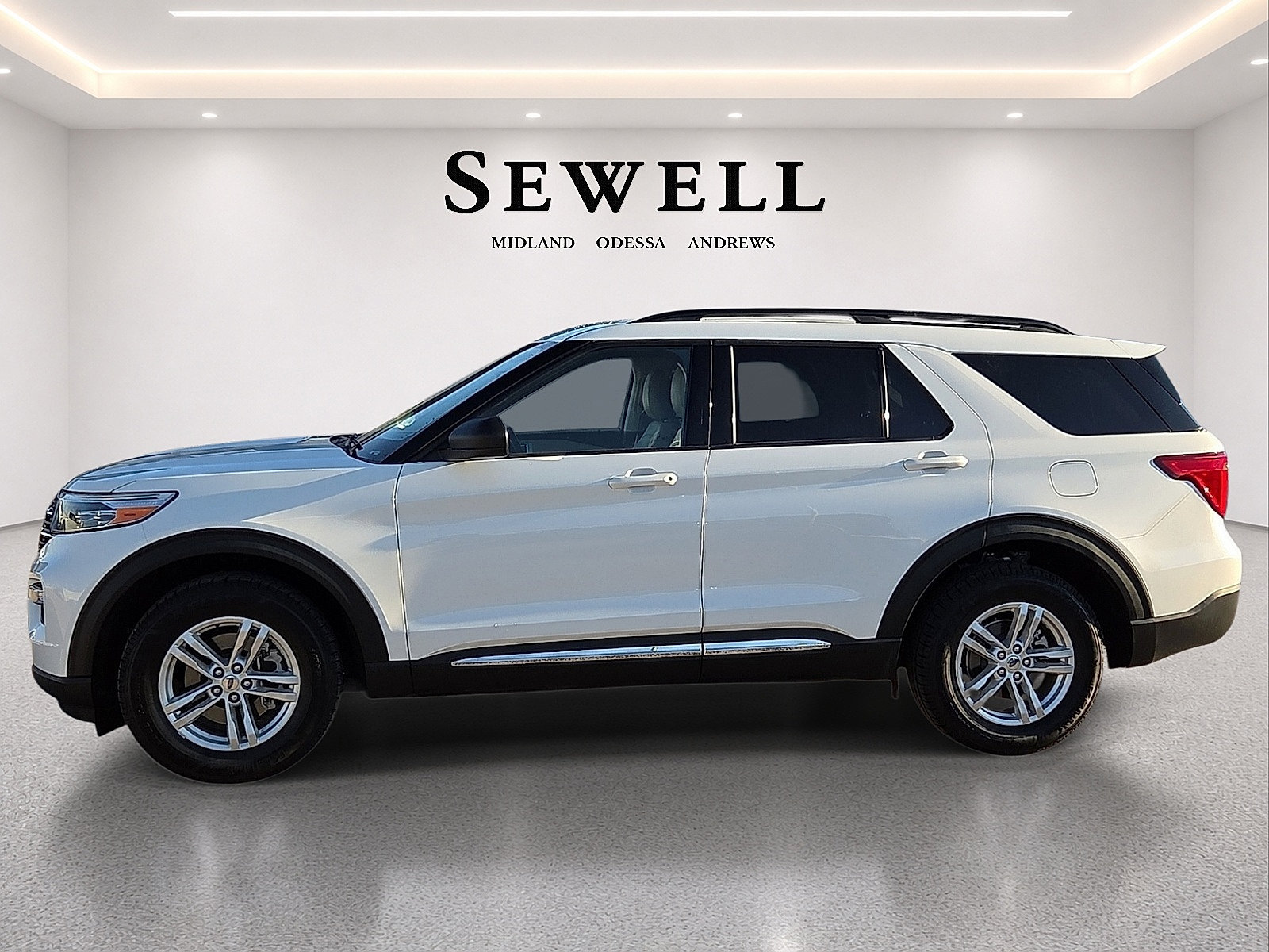 Certified 2022 Ford Explorer XLT w/ Equipment Group 202A AWD/4WD image 2