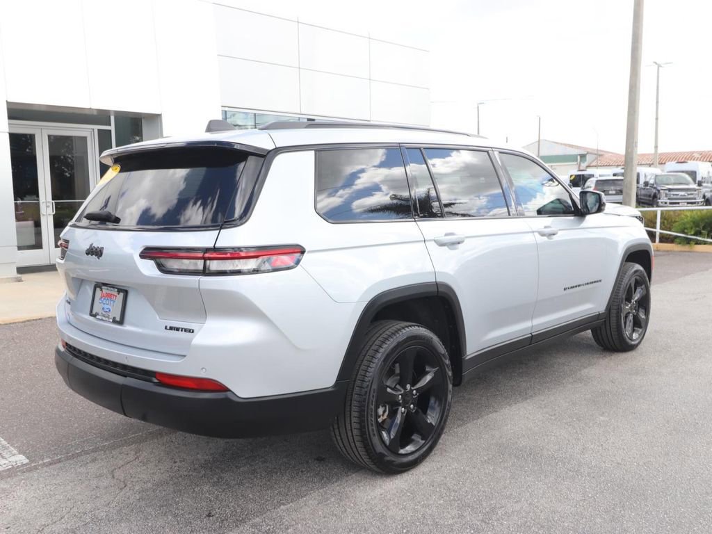 Used 2025 Jeep Grand Cherokee L Limited w/ Black Appearance Package AWD/4WD image 5