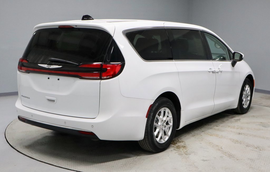 Used 2023 Chrysler Pacifica Touring-L image 6