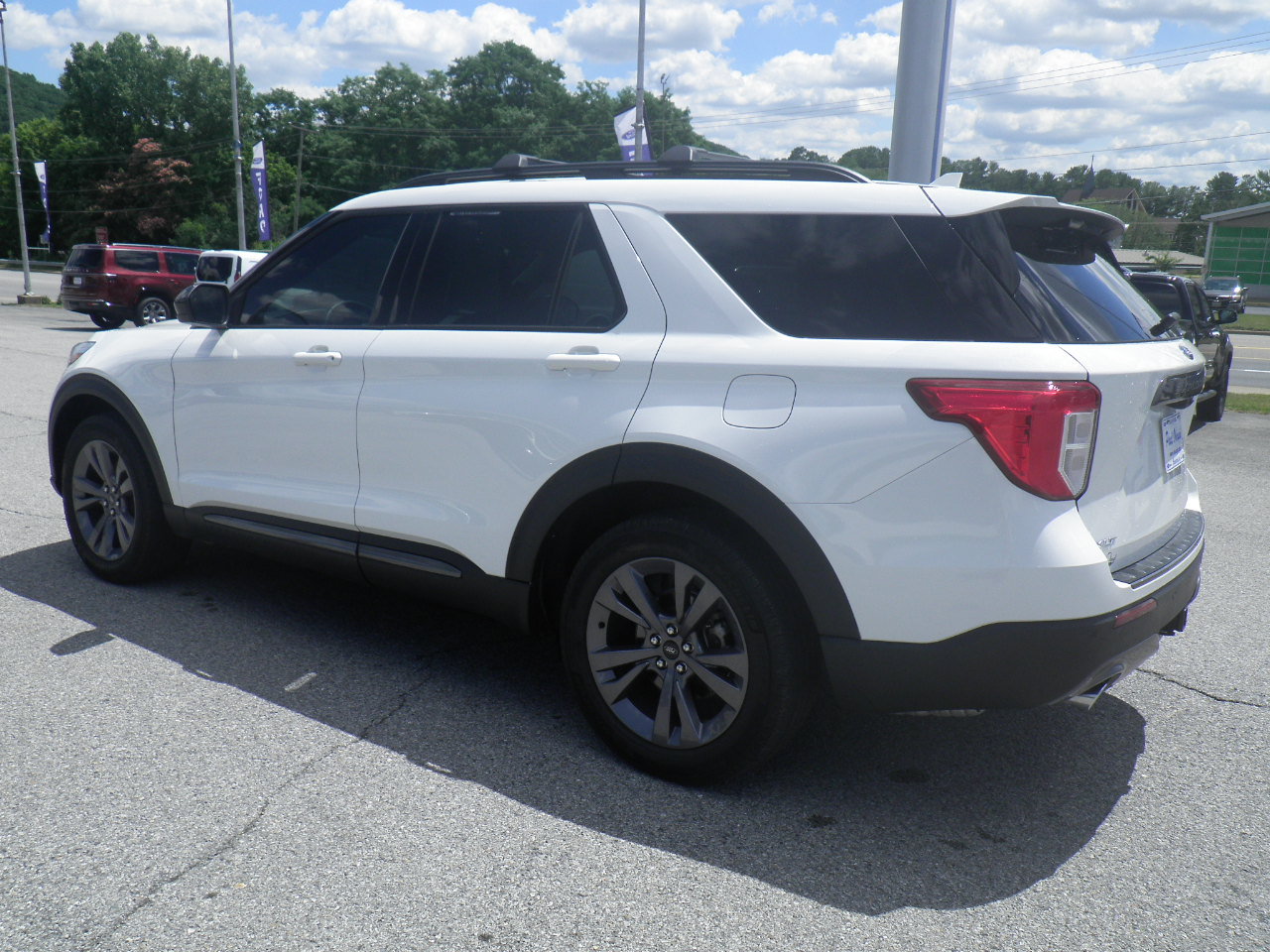 Certified 2024 Ford Explorer XLT w/ Equipment Group 202A AWD/4WD image 3