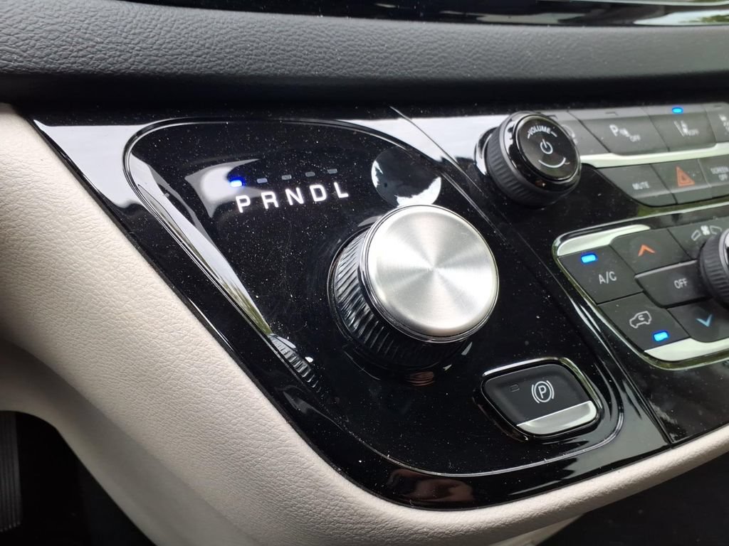 Used 2024 Chrysler Pacifica Touring-L FWD image 28
