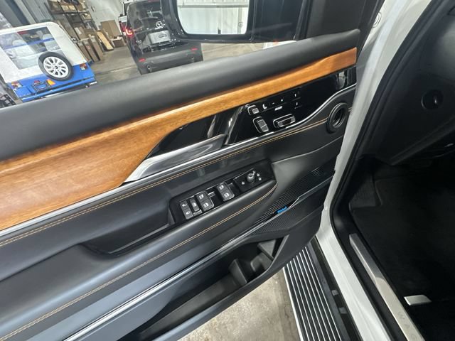 Used 2022 Jeep Grand Wagoneer Series III AWD/4WD image 19