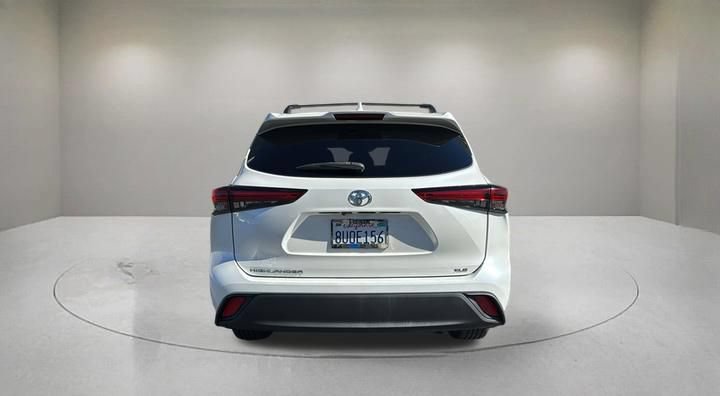 Used 2021 Toyota Highlander XLE FWD image 3