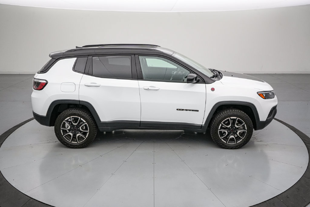 Used 2025 Jeep Compass Trailhawk AWD/4WD image 3