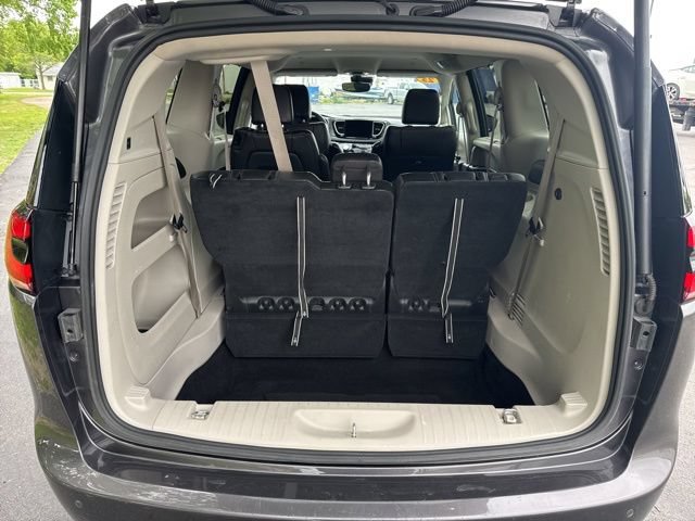 Used 2023 Chrysler Pacifica Touring-L FWD image 11
