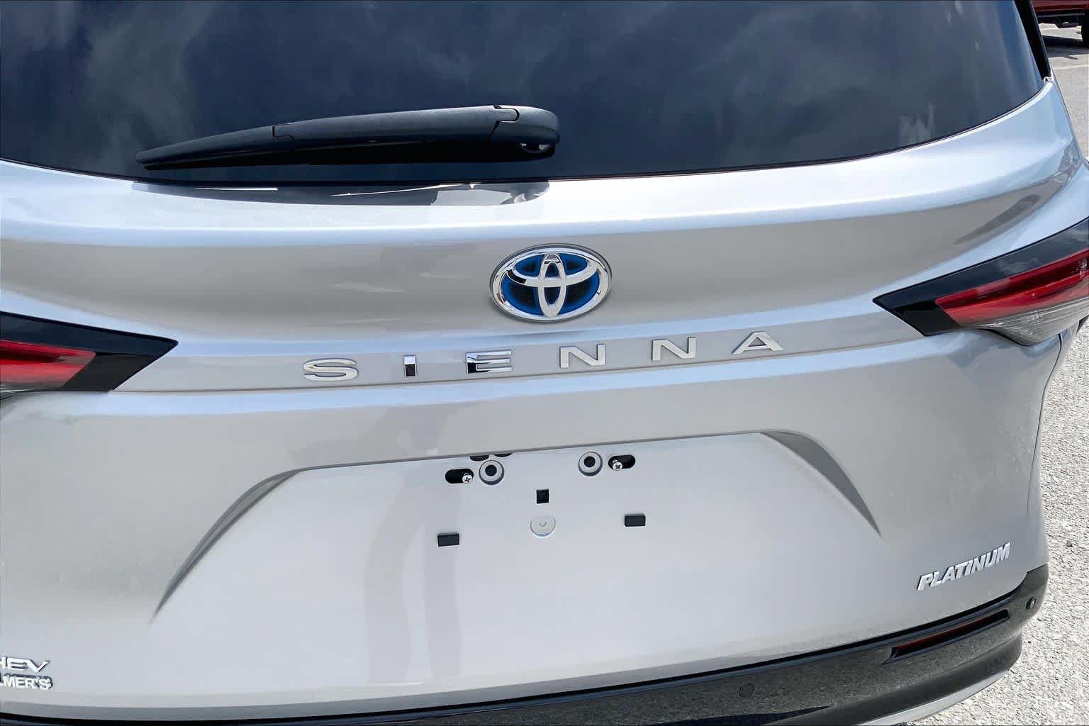 Used 2025 Toyota Sienna Platinum FWD image 31