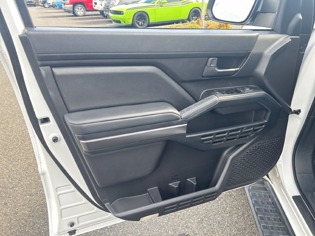 Used 2025 Toyota 4Runner SR5 AWD/4WD image 14