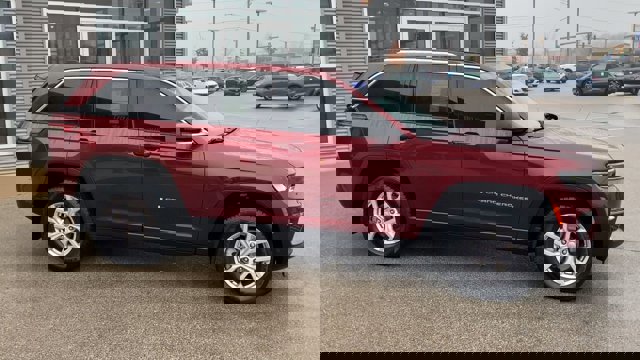 Used 2022 Jeep Grand Cherokee Limited w/ Luxury Tech Group II image 3