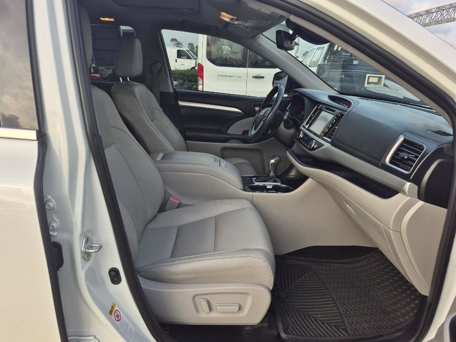 Used 2019 Toyota Highlander XLE FWD image 18