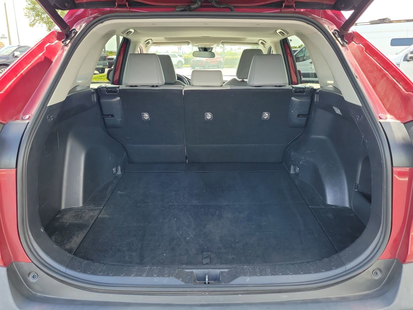 Used 2019 Toyota RAV4 XLE Premium FWD image 8