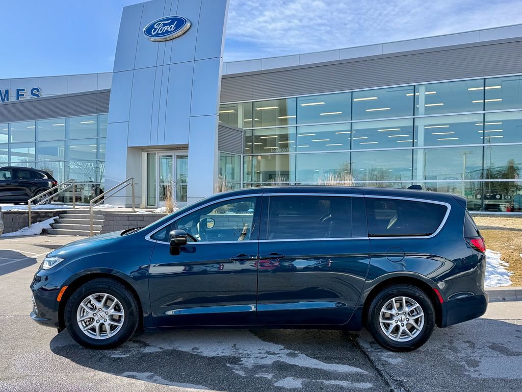 Used 2025 Chrysler Pacifica Select image 5