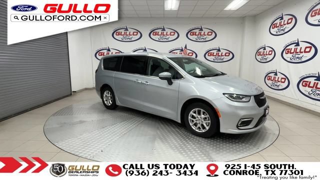 Used 2023 Chrysler Pacifica Touring-L FWD image 2