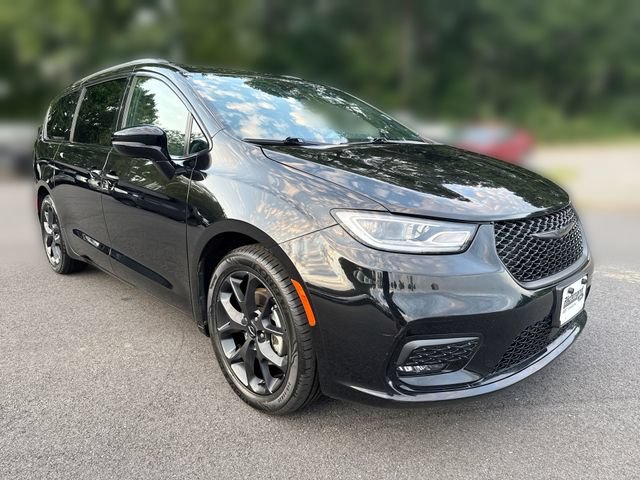 Used 2025 Chrysler Pacifica Limited FWD image 2