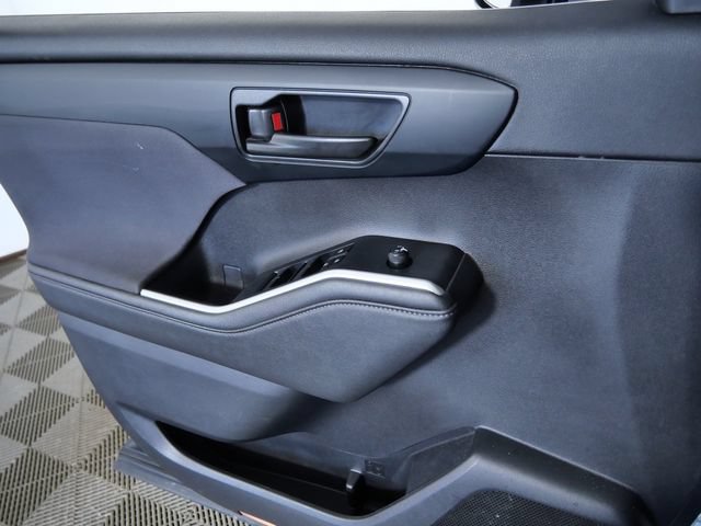 Used 2024 Toyota Highlander LE AWD/4WD image 27