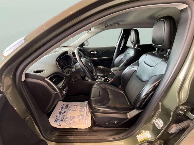 Used 2019 Jeep Cherokee Latitude Plus AWD/4WD image 13