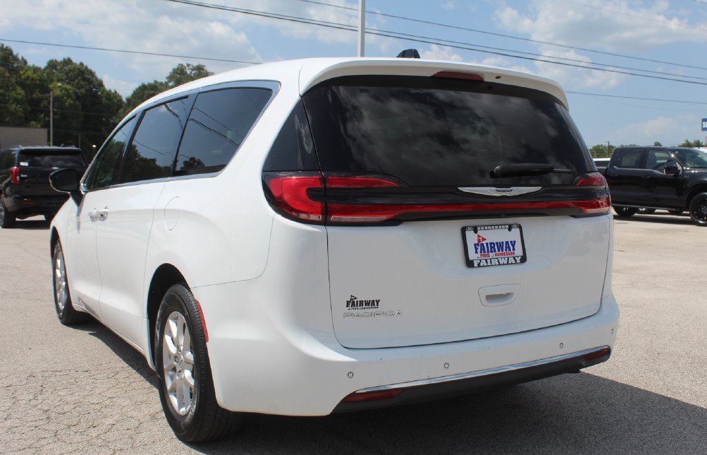Used 2024 Chrysler Pacifica Touring-L FWD image 9