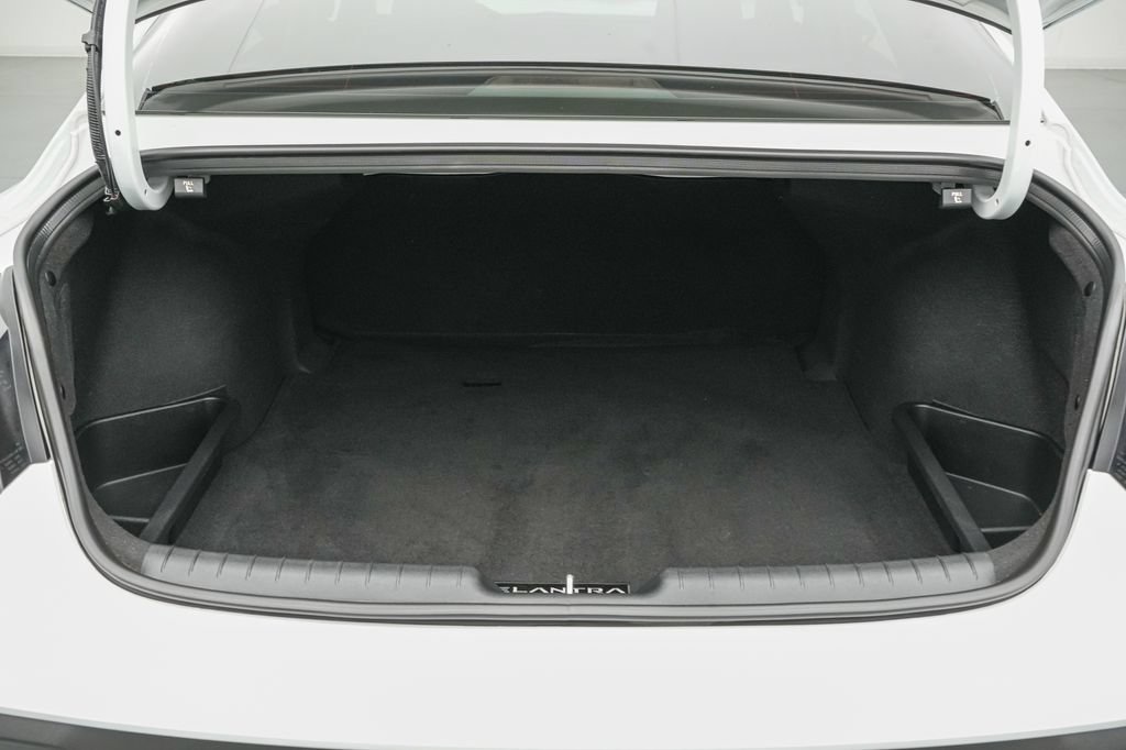 Used 2025 Hyundai Elantra SE FWD image 19